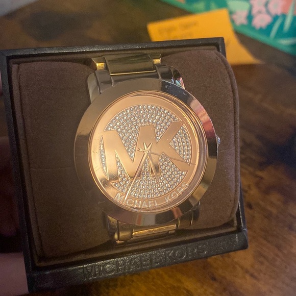Michael Kors Rose Gold Watch - Picture 2 of 5